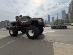 Policja ujawniła prawdę o monster trucku zatrzymanym w centrum Warszawy