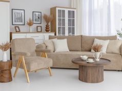 Jak ocieplić jasny salon, aby wyglądał lekko i stylowo?