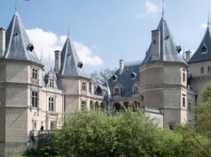 Zamek jak z bajki Disneya. Doskonały cel na wiosenną wycieczkę