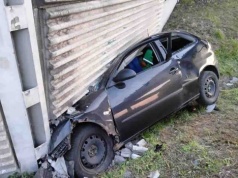 Śmiertelny wypadek na S11 pod Poznaniem. Seat wbił się w betonowe podpory znaków