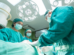 Jak rządy zamierzają poradzić sobie z rosnącymi kosztami krajowej służby zdrowia w związku ze wzrostem zachorowalności w krajach o wysokim wskaźniku szczepień przeciwko COVID-19