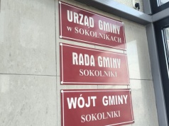 Wczoraj w budynku Urzędu Gminy w Sokolnikach montowano agregat prądotwórczy