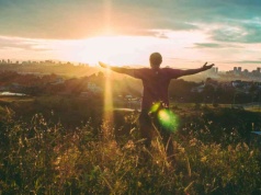 „Kiedyś” i „jutro” kradną ci życie. Jak żyć tu i teraz