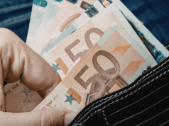 Kurs euro przed majówkowymi wyjazdami. Kiedy najlepiej wymienić walutę na zagraniczny urlop?