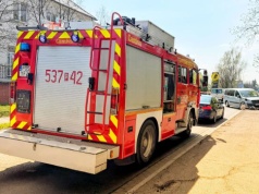Food truckiem ściął słup i skasował auto (ZDJĘCIA)