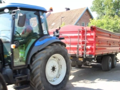 Nie wystarczy tylko umieć jeździć ciągnikiem. Tyle płacą dziś operatorom