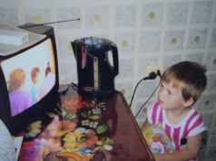 Dzieci uwielbiają bajki. "Mogą oglądać, ale tylko po angielsku"