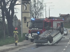Dachowanie w Nowym Sączu. Wahadło i utrudnienia na ul. Węgierskiej