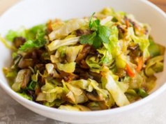 Mąka i śmietana ją psują. Inny dodatek lepiej zagęści młodą kapustę i podbije jej smak