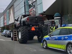 Policja odholowała Monster Trucka w centrum Warszawy. Właściciele odpowiadają. Kto ma rację?