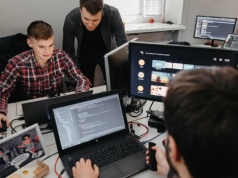 Sztuczna inteligencja zamiast pracowników. Znana firma zwolni 1000 osób