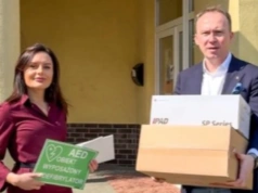 Defibrylatory ratujące życie trafiły do legnickich szkół i instytucji