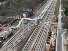PLK: Kładka w Bełchowie pnie się nad torami – bezpieczne dojście do peronów coraz bliżej