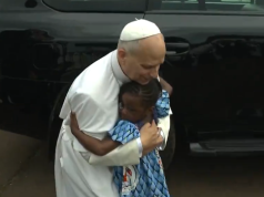 Dziewczynka podbiegła na lotnisku, by uściskać papieża Leona XIV na pożegnanie