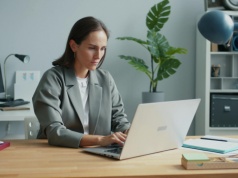 Czy pracodawca może śledzić Twój wzrok i tempo pisania? Home office pod lupą