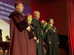 Promocje akademickie na UJD. Prof. Krzysztof Matyjaszewski z tytułem doktor honoris causa