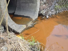 Nieznana substancja w Bystrzycy. Trwa akcja strażaków, pobrano też próbki wody