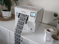 Epson ColorWorks C4000e. Czy własna minidrukarnia kolorowych etykiet ma sens?
