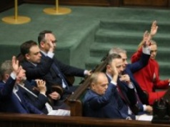 Sondaż: KO z rocznym rekordem, PiS z historycznym spadkiem, ale kto stworzyłby rząd?