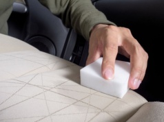 Jak posprzątać auto w środku? Prosty poradnik bez wizyty u detailera