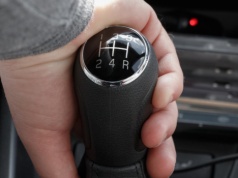 Ten błąd przy manualu to finansowa mina. Kierowcy robią to bezmyślnie, płacą tysiące