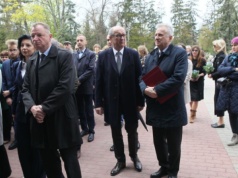 Zadumany Włodzimierz Czarzasty pojawił się na pogrzebie. Pożegnał Myśliwskiego [ZDJĘ…