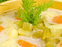 Moja babcia robi najlepszą zupę ogórkową. Pod koniec gotowania dodaje to