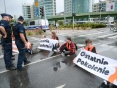 "Chowamy klej do kieszeni". Ostatnie Pokolenie ogłosiło koniec działalności