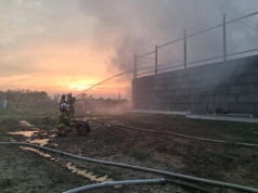 Ogień w sercu Strzyżowa. Podsumowanie nocnej walki z pożarem sortowni odpadów