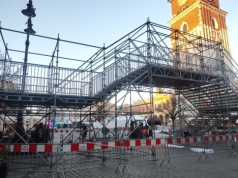 Na Rynku Głównym w Krakowie powstaje trybuna i kładka