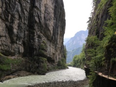 Dotkniesz skał obiema rękami naraz. Wygląda jak Jurassic World, albo Słowacki Raj na sterydach