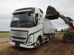 Volvo FH 551 i polska wywrotka marki Zasław w transporcie płodów rolnych po Japonii