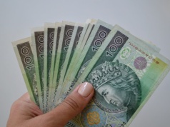 Masz dzieci? Państwo rozdaje prawie 2 tys. zł miesięcznie. Ten próg otwiera drzwi do pieniędzy