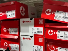 Wygodne jak kapcie, a wydłużają nogi - Rieker przecenia sandałki o 120 zł. Co na to CCC?