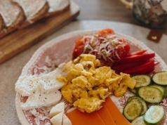 Szybkie śniadania dla zabieganych. 3 sycące dania pełne wartości odżywczych