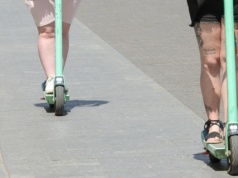 Hulajnogą elektryczną można jeździć po chodniku. Ale są warunki