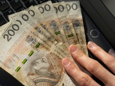 Przelew już poszedł. Ci Polacy powinni sprawdzić rachunki. Państwo wysłało 240 zł dodatku