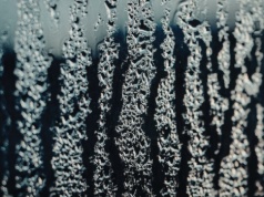 Szyby w aucie ciągle parują? To może być poważny problem, który wpływa na bezpieczeństwo