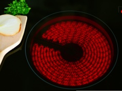 Indukcja to już przeszłość? Polacy szukają zamiennika pożeracza prądu w kuchni