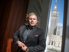 Każdy scenarzysta z Hollywood wybiłby sobie dziurę, stukając się palcem w czoło. A to naprawdę dzieje się teraz w Polsce