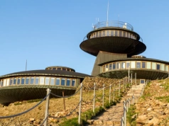 "Kosmiczne spodki" od lat niszczeją. Aż przykre, że dopiero teraz się za to biorą