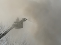 Słup czarnego dymu na kilkaset metrów. Piętnaście zastępów strażaków walczy z pożarem