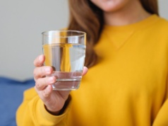 Ile szklanek wody musisz wypić każdego dnia? Najnowsze badania obalają mity