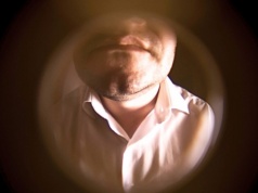 Komornik mówi, jak kombinują dłużnicy. Pomagają im szefowie i rodziny, a historie są absurdalne