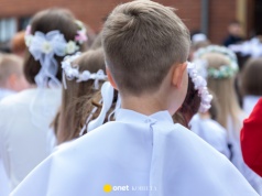 Co zrobić z pieniędzmi z komunii? O finansowaniu przyjęcia lepiej zapomnieć