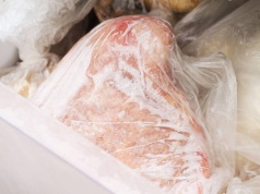 Nie rób tego przed mrożeniem kurczaka. Sprzedawca mięsa bije na alarm