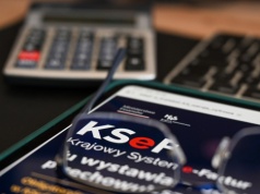 "Spartaczyli sprawę. Ręce opadają". Były premier ostro o KSeF