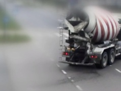 Beton rozlany na jednym z głównych skrzyżowań w Olsztynie. Interweniowały służby