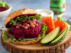 UE chce zastrzec "stek" i "bekon" dla mięsa. Burger roślinny zostanie