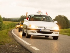 Peugeot 406 Taxi i 403 porucznika Columbo. W Sochaux pokazują auta z kina i telewizji.